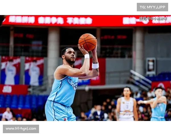 青岛队连中三分发力韦瑟斯庞强打上篮领先7分局势转变 青岛队连中三分发力韦瑟斯庞强打上篮领先7分局势转变